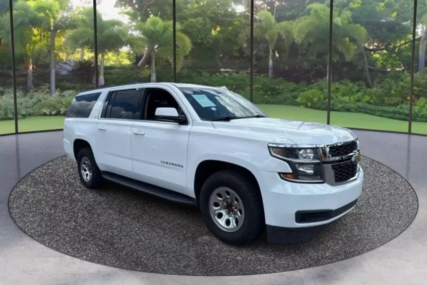 2017 Chevrolet Suburban LT photo 1