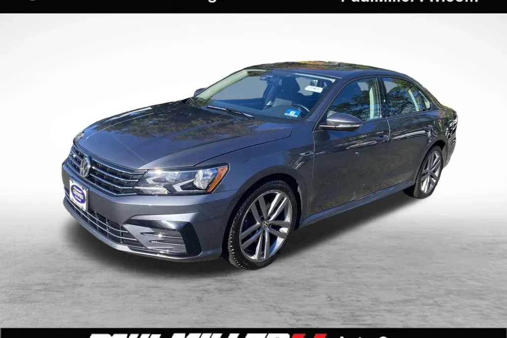 2018 Volkswagen Passat S R-Line photo 1
