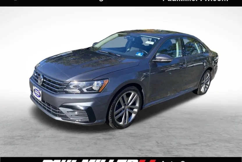 2018 Volkswagen Passat S R-Line photo 1