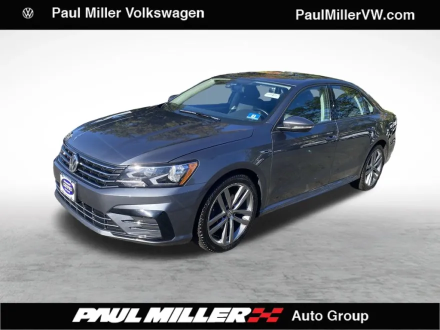 2018 Volkswagen Passat S R-Line photo 1