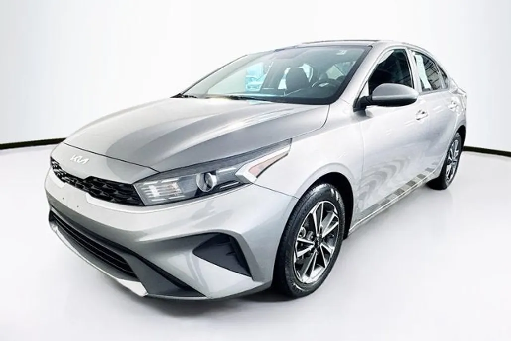 2023 Kia Forte LXS photo 1