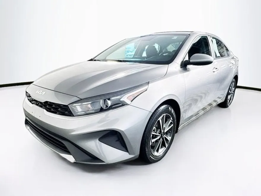 2023 Kia Forte LXS photo 1