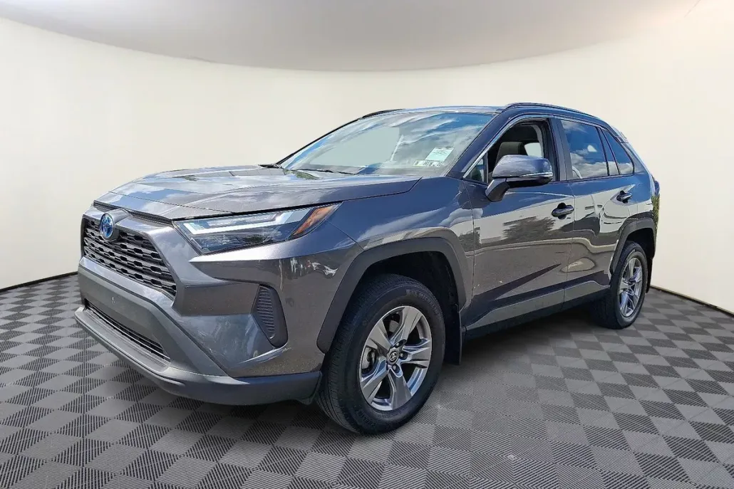 2024 Toyota RAV4 Hybrid XLE photo 1