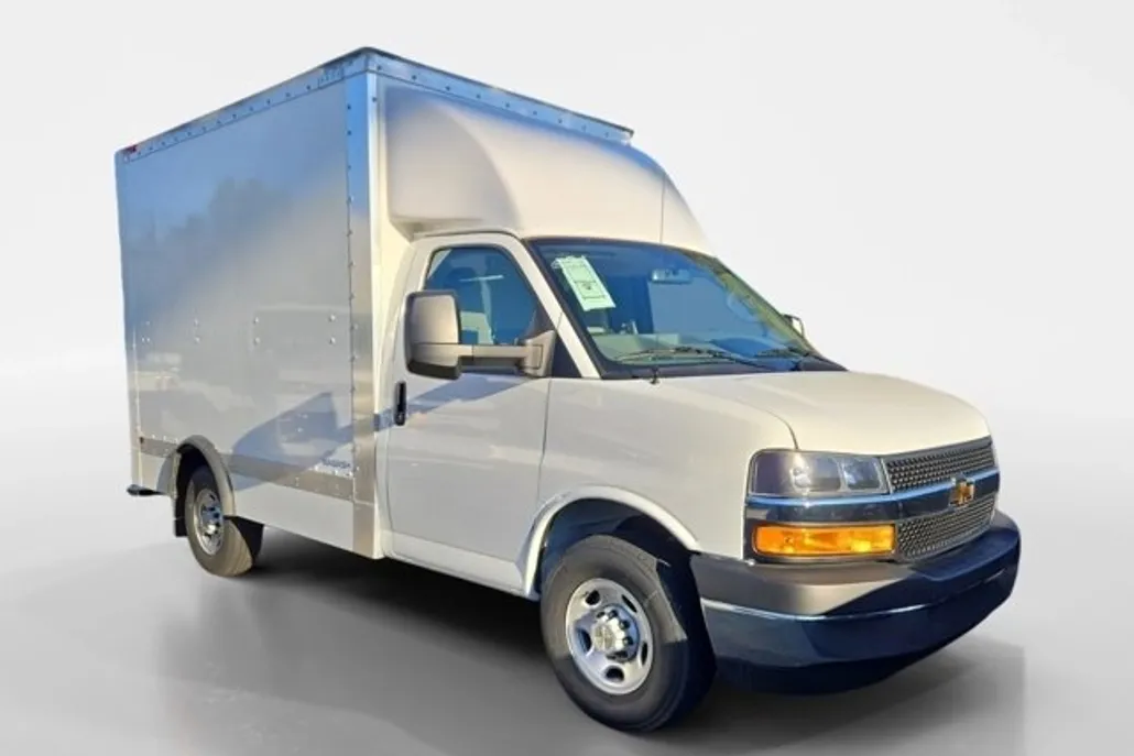 2024 Chevrolet Express 3500 Cutaway photo 1