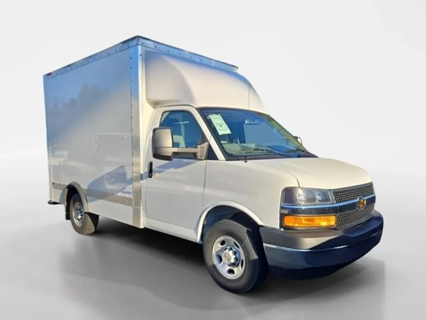 2024 Chevrolet Express 3500 Cutaway photo 1