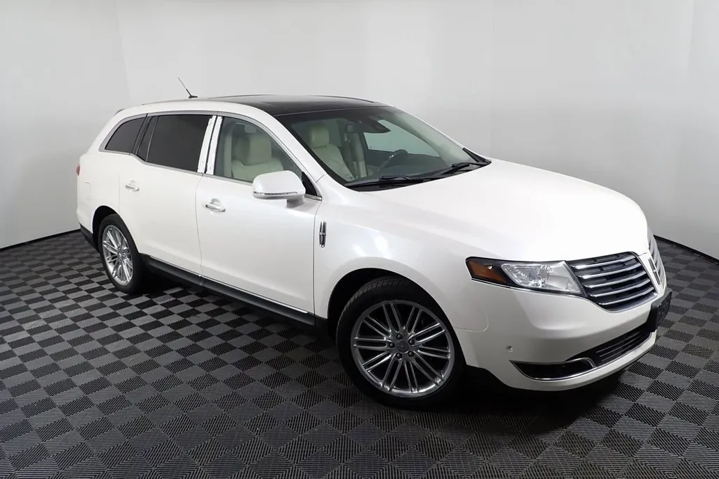 2019 Lincoln MKT Reserve photo 1