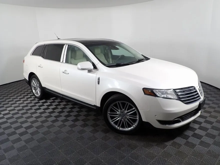2019 Lincoln MKT Reserve photo 1