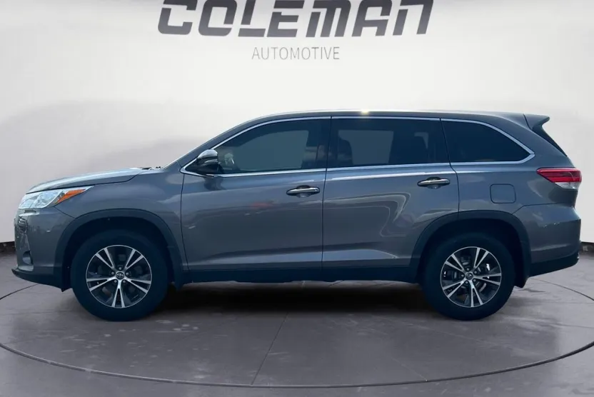 2019 Toyota Highlander LE photo 1