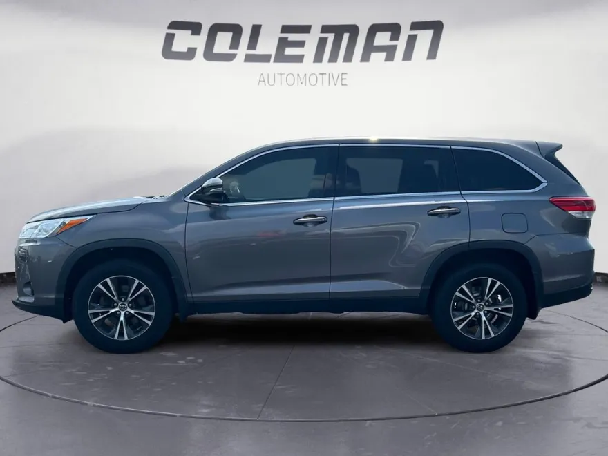 2019 Toyota Highlander LE photo 1