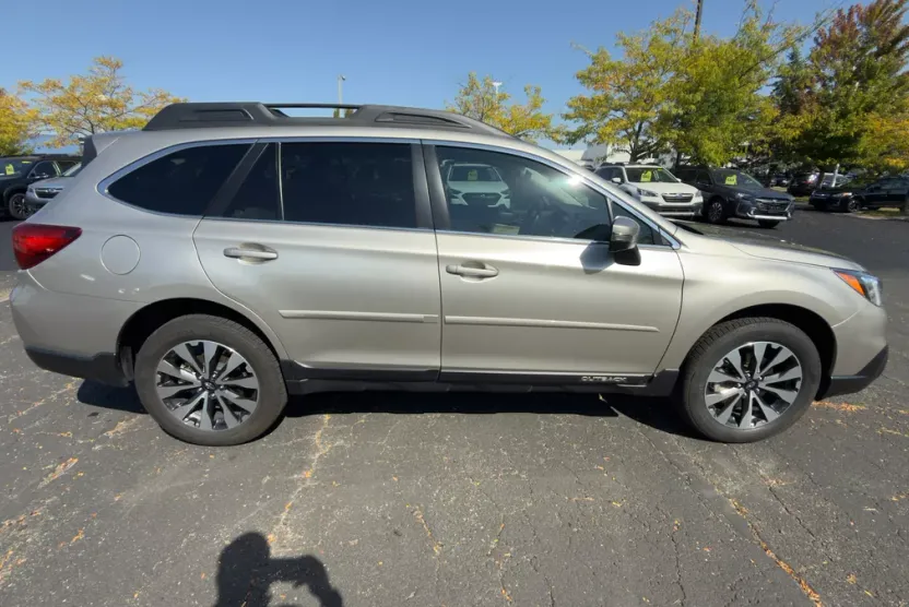 2017 Subaru Outback Limited photo 1