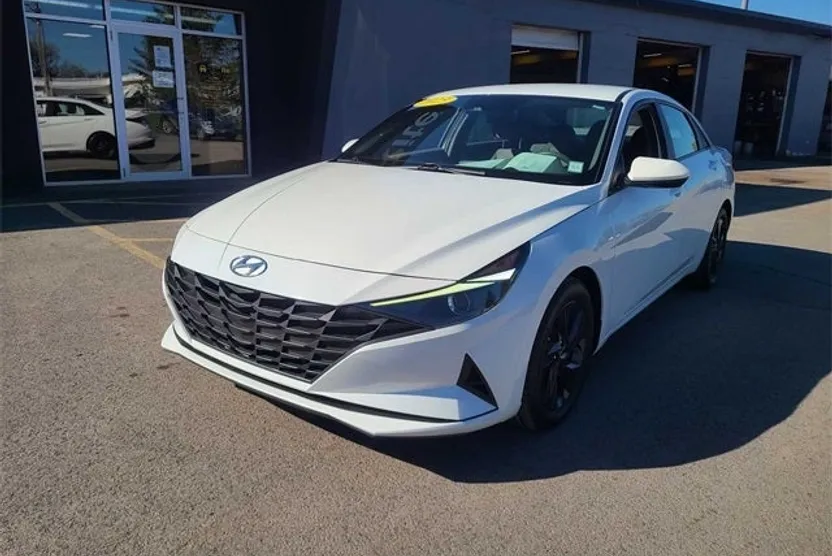 2023 Hyundai Elantra SEL photo 1