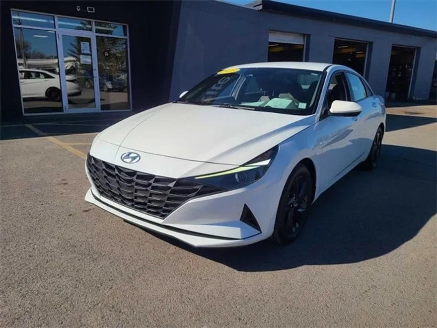 2023 Hyundai Elantra SEL photo 1