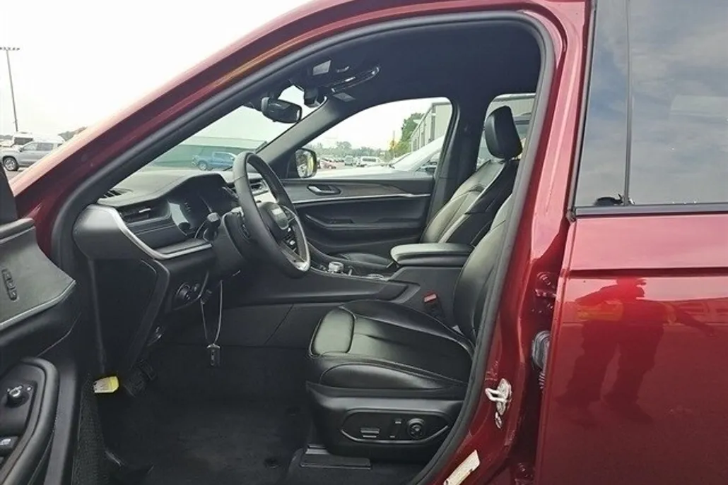 2024 Jeep Grand Cherokee Limited photo 1