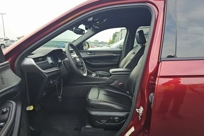 2024 Jeep Grand Cherokee Limited photo 1