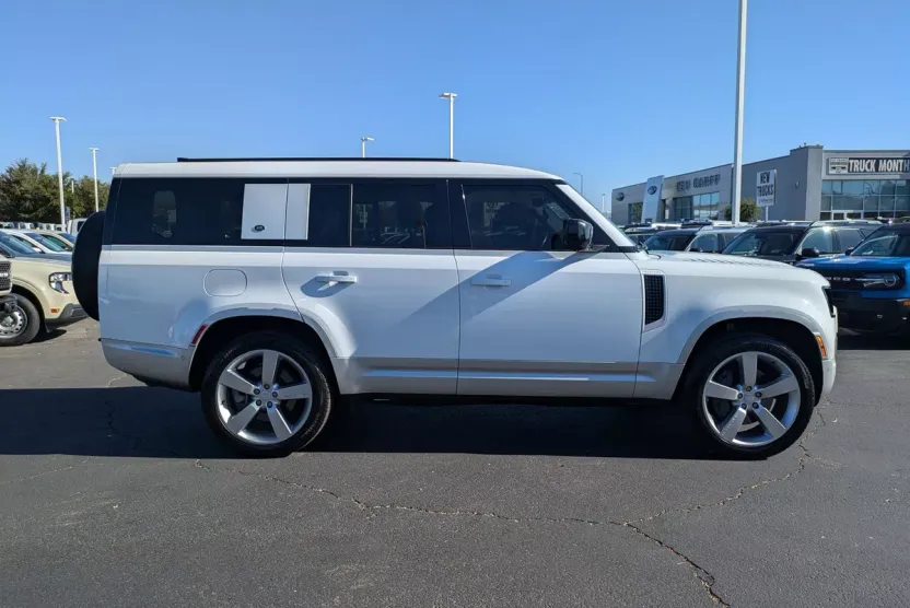 2023 Land Rover Defender 130 First Edition photo 1
