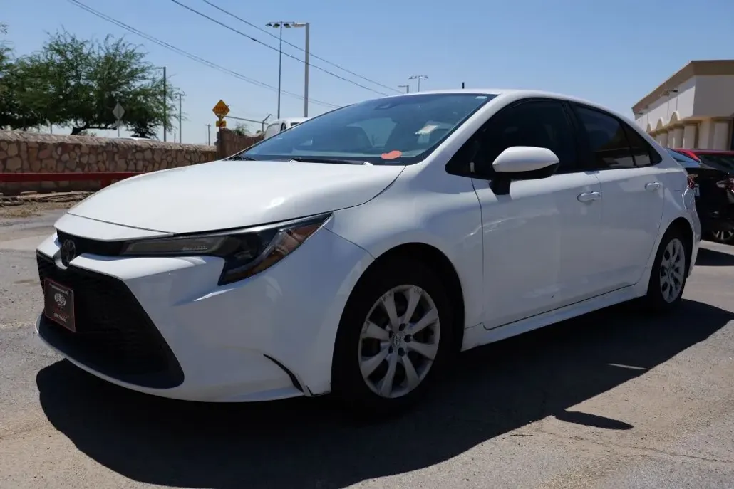 2020 Toyota Corolla LE photo 1