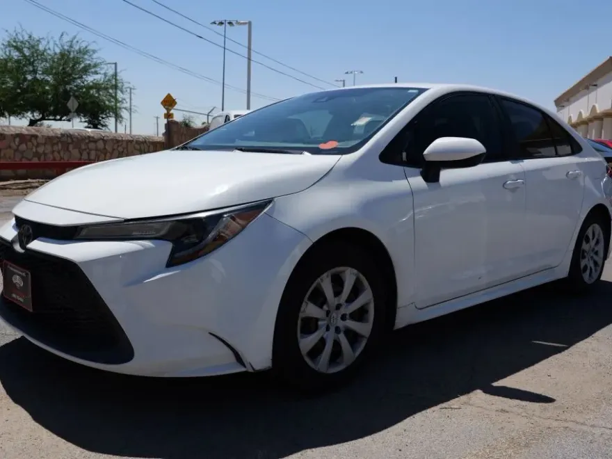 2020 Toyota Corolla LE photo 1