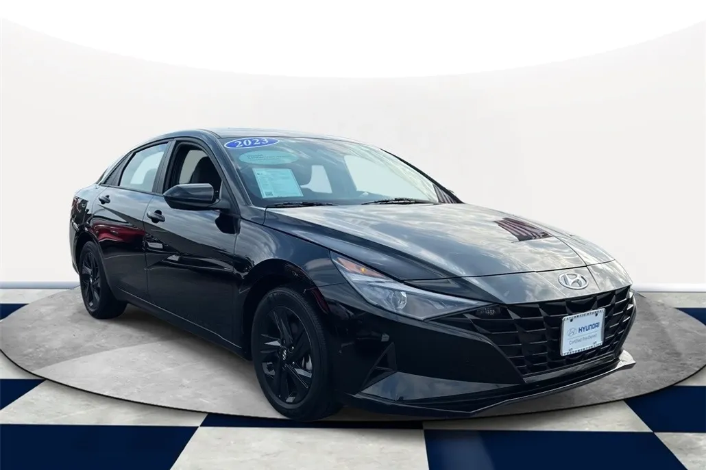 2023 Hyundai Elantra SEL photo 1
