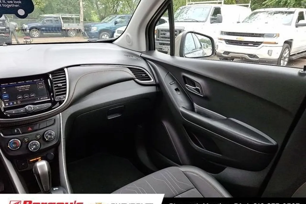 2022 Chevrolet Trax LT photo 1