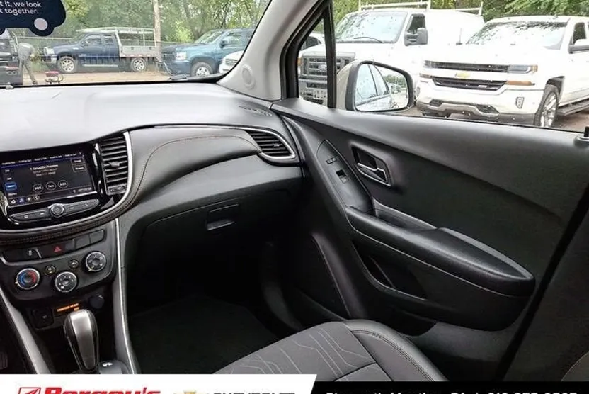 2022 Chevrolet Trax LT photo 1