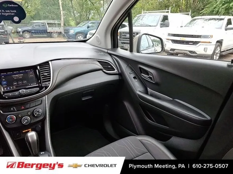 2022 Chevrolet Trax LT photo 1