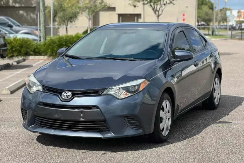 2016 Toyota Corolla LE photo 1