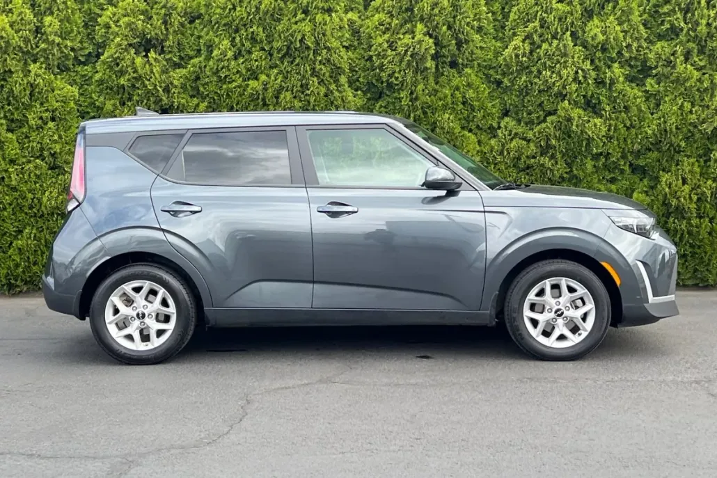 2023 Kia Soul LX photo 1