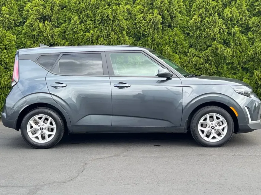 2023 Kia Soul LX photo 1
