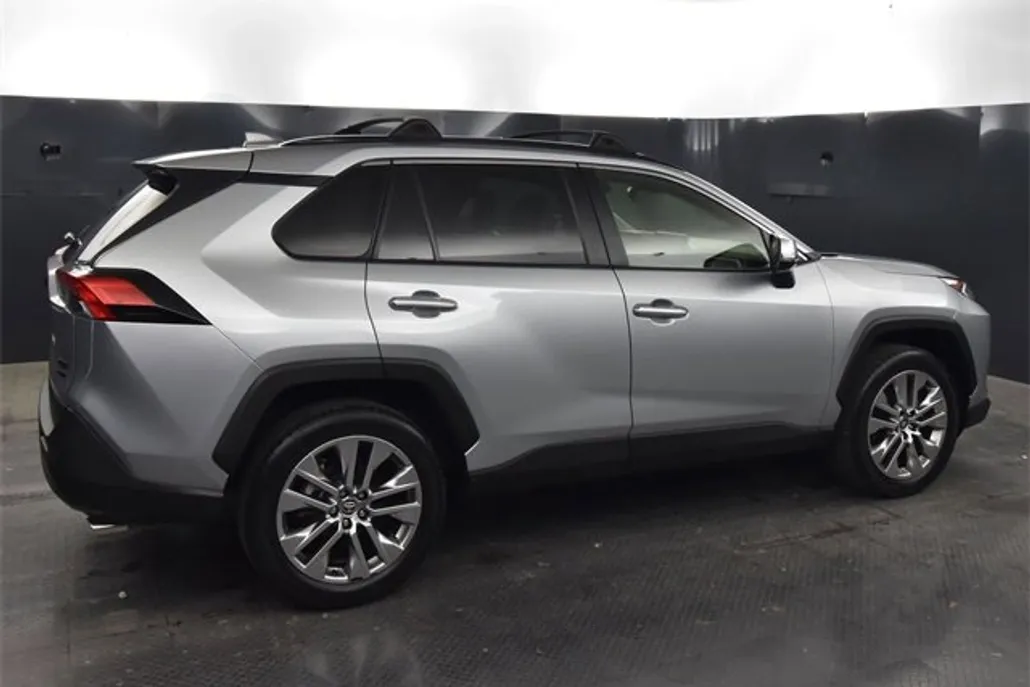 2021 Toyota RAV4 XLE Premium photo 1