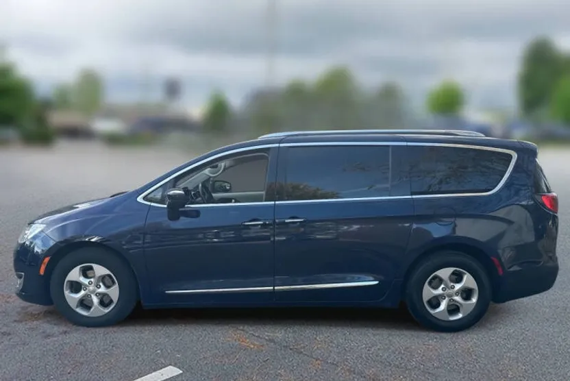 2017 Chrysler Pacifica Touring Plus photo 1