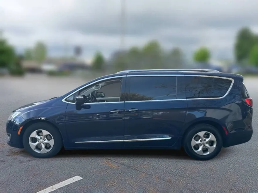 2017 Chrysler Pacifica Touring Plus photo 1