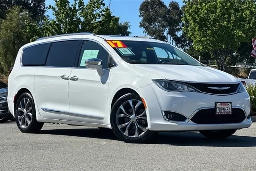 2017 Chrysler Pacifica Limited photo 1