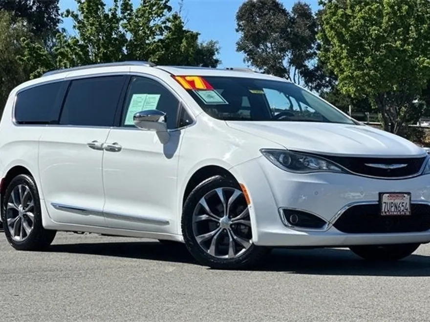 2017 Chrysler Pacifica Limited photo 1