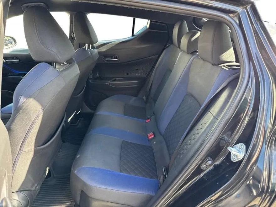2022 Toyota C-HR XLE photo 9