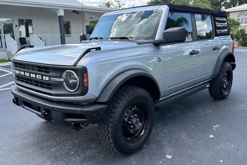 2021 Ford Bronco Black Diamond photo 1