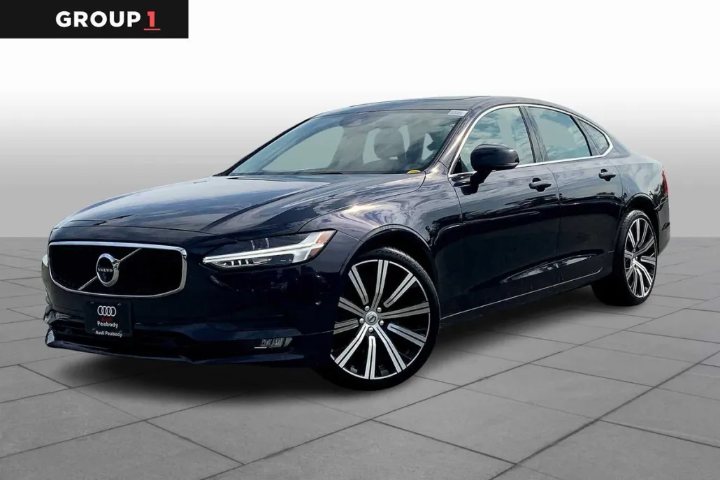 2017 Volvo S90 Momentum photo 1