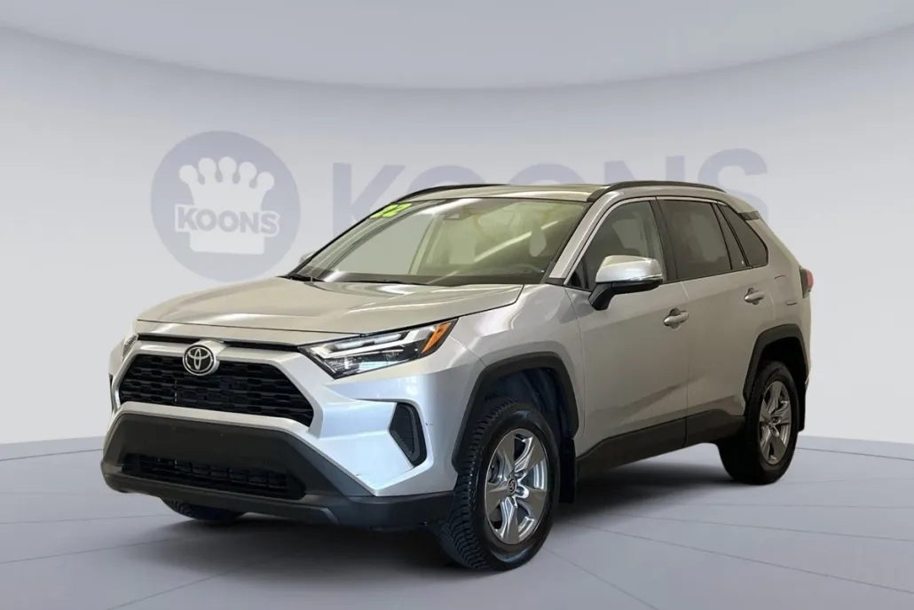 2022 Toyota RAV4 XLE photo 1