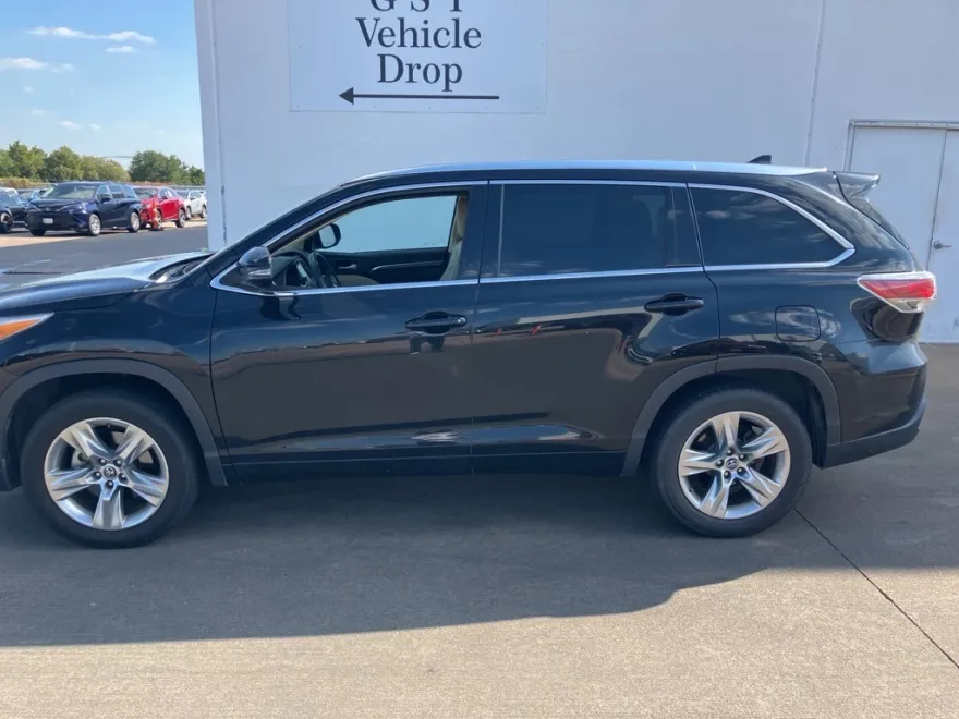 2016 Toyota Highlander LE photo 1