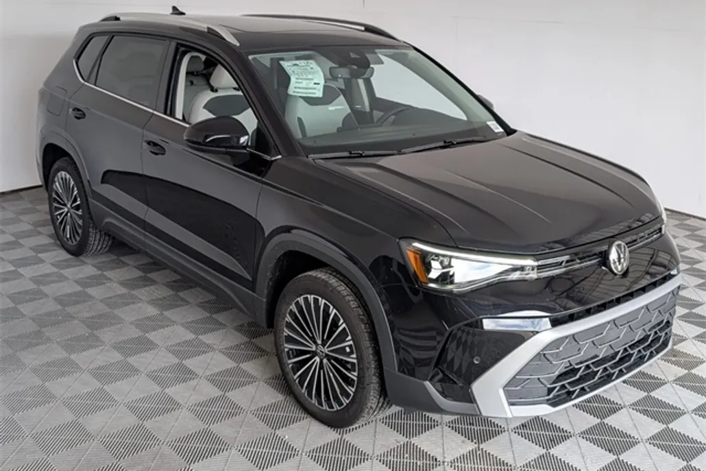 2025 Volkswagen Taos SE photo 1