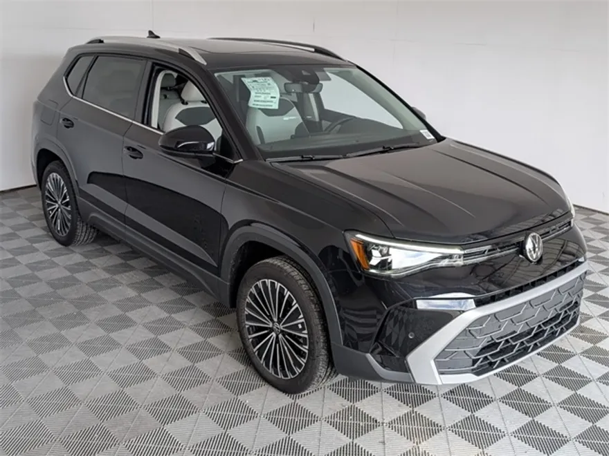 2025 Volkswagen Taos SE photo 1