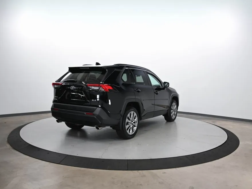 2023 Toyota RAV4 XLE Premium photo 1