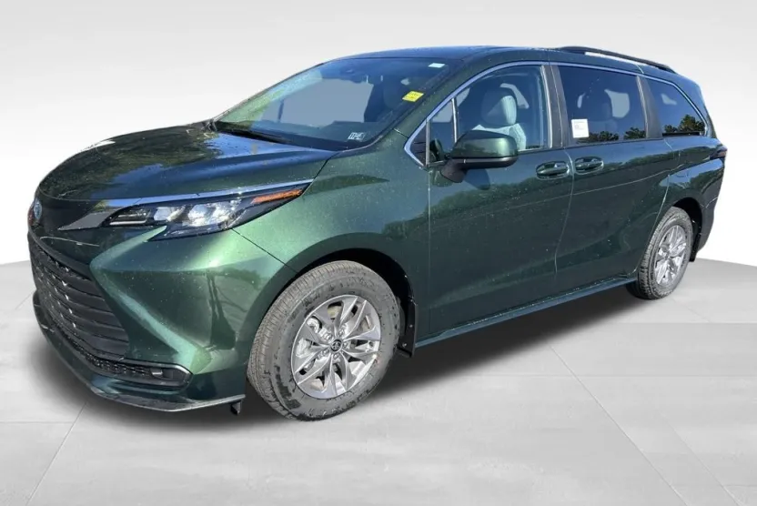 2025 Toyota Sienna LE photo 1
