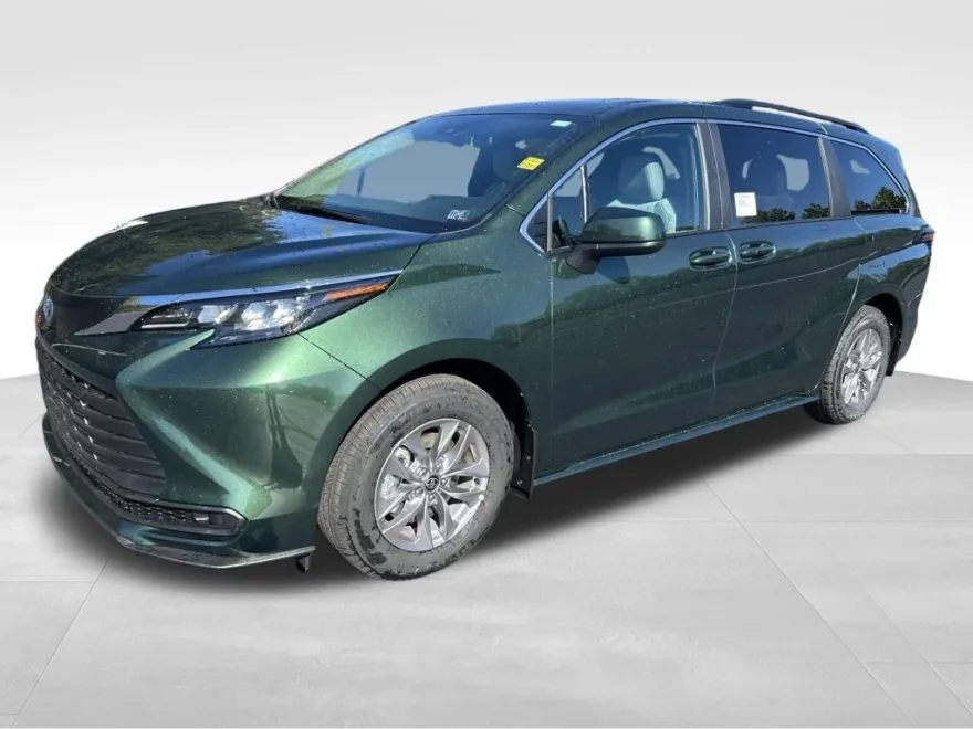 2025 Toyota Sienna LE photo 1