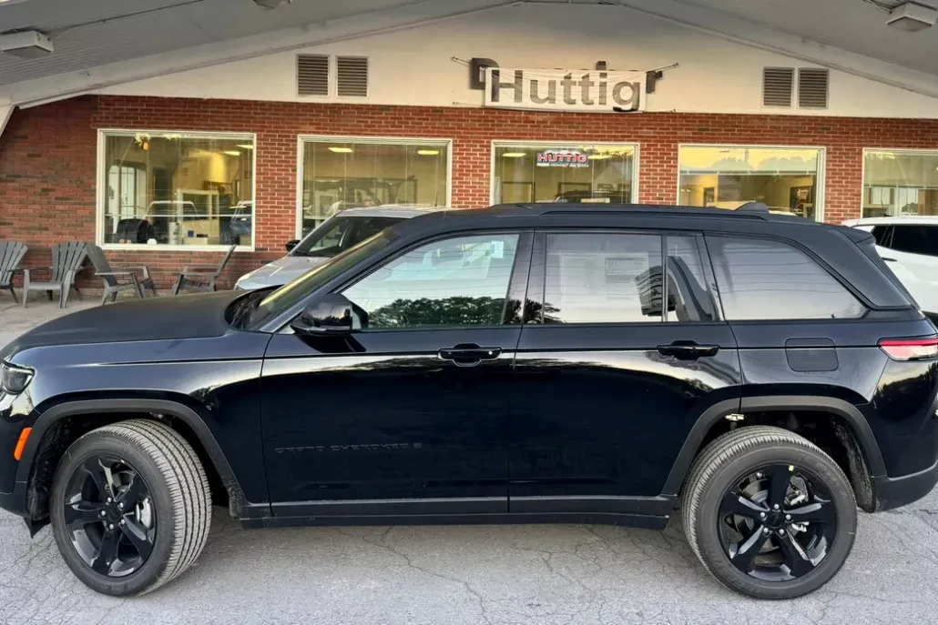 2025 Jeep Grand Cherokee Altitude photo 1