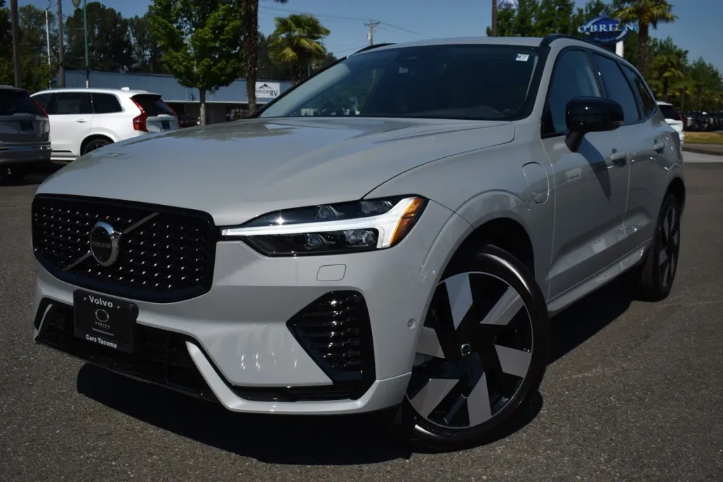2025 Volvo XC60 T8 Plus photo 1
