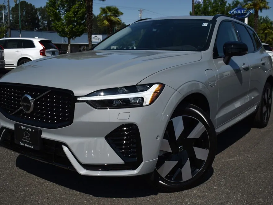 2025 Volvo XC60 T8 Plus photo 1