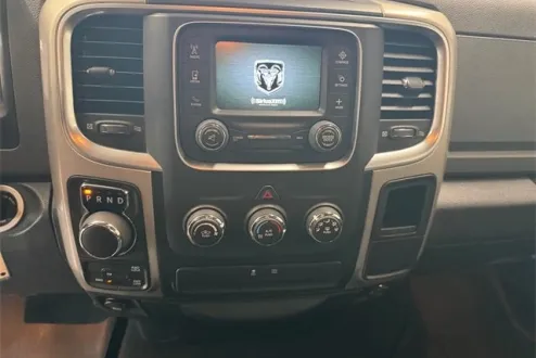 2017 Ram 1500 SLT photo 3