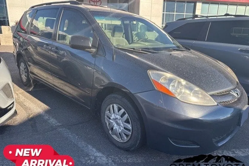 2009 Toyota Sienna CE photo 1