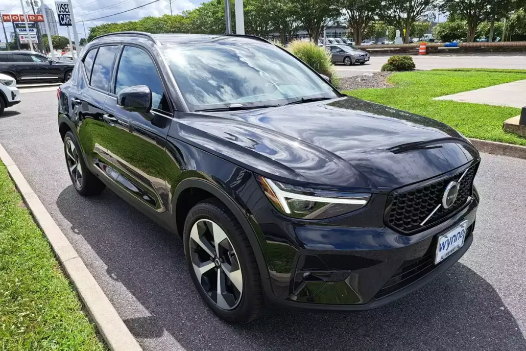 2025 Volvo XC40 Plus photo 1