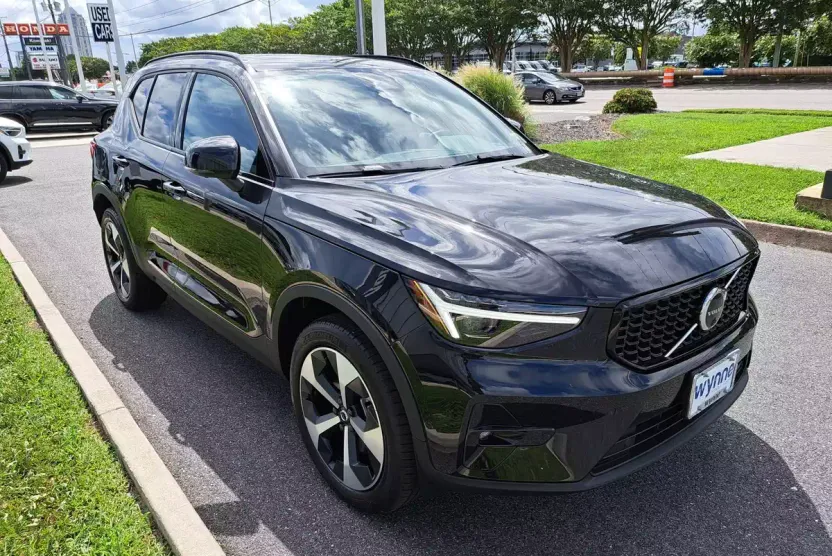 2025 Volvo XC40 Plus photo 1